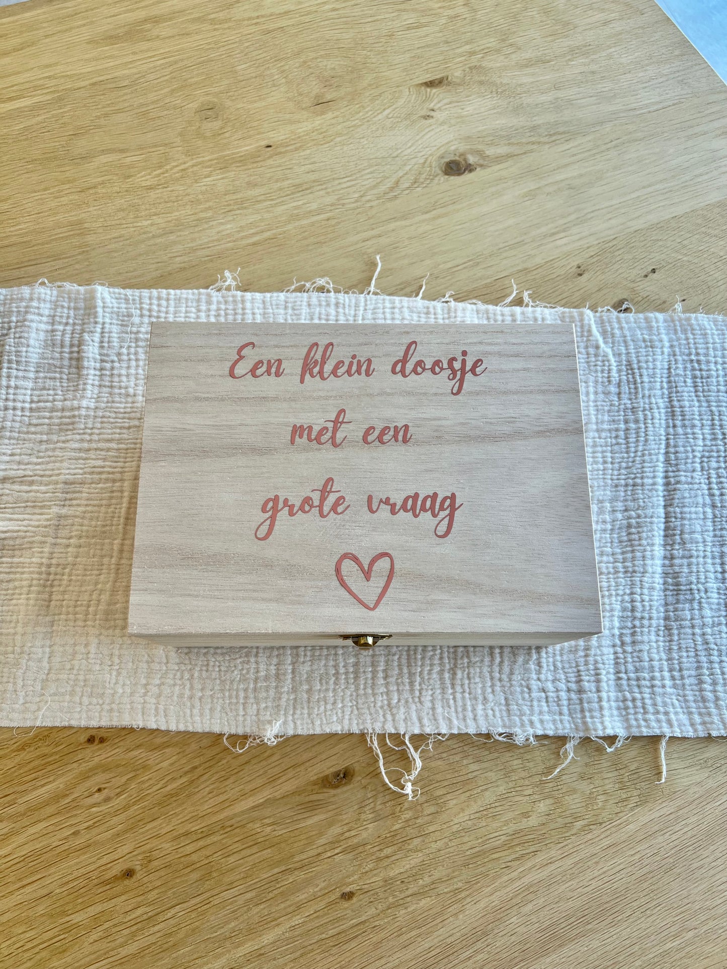 Een doosje met een vraag - Metie Sleutelhanger rood