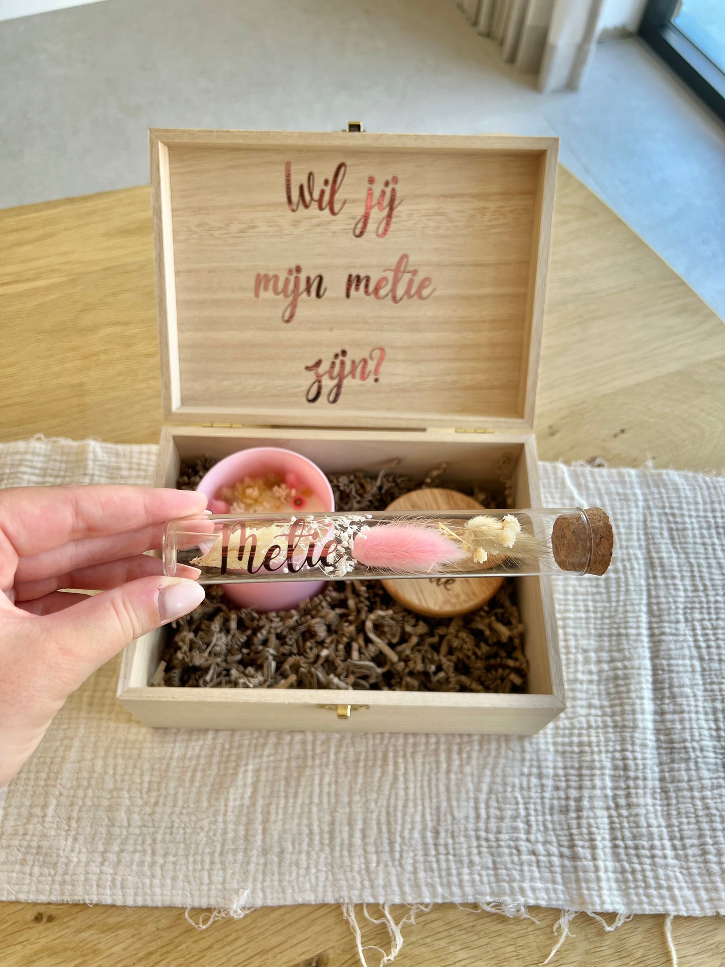 Een doosje met een vraag - Metie roze