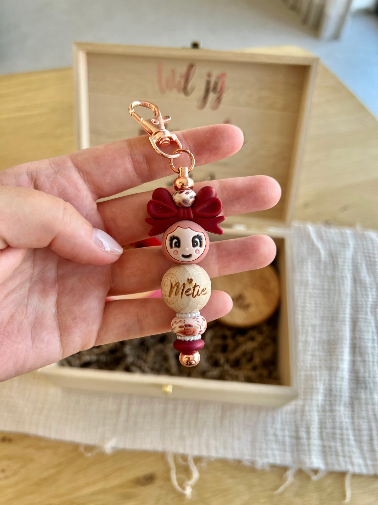 Een doosje met een vraag - Metie Sleutelhanger rood