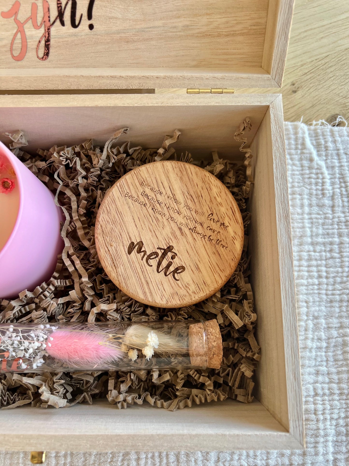 Een doosje met een vraag - Metie roze