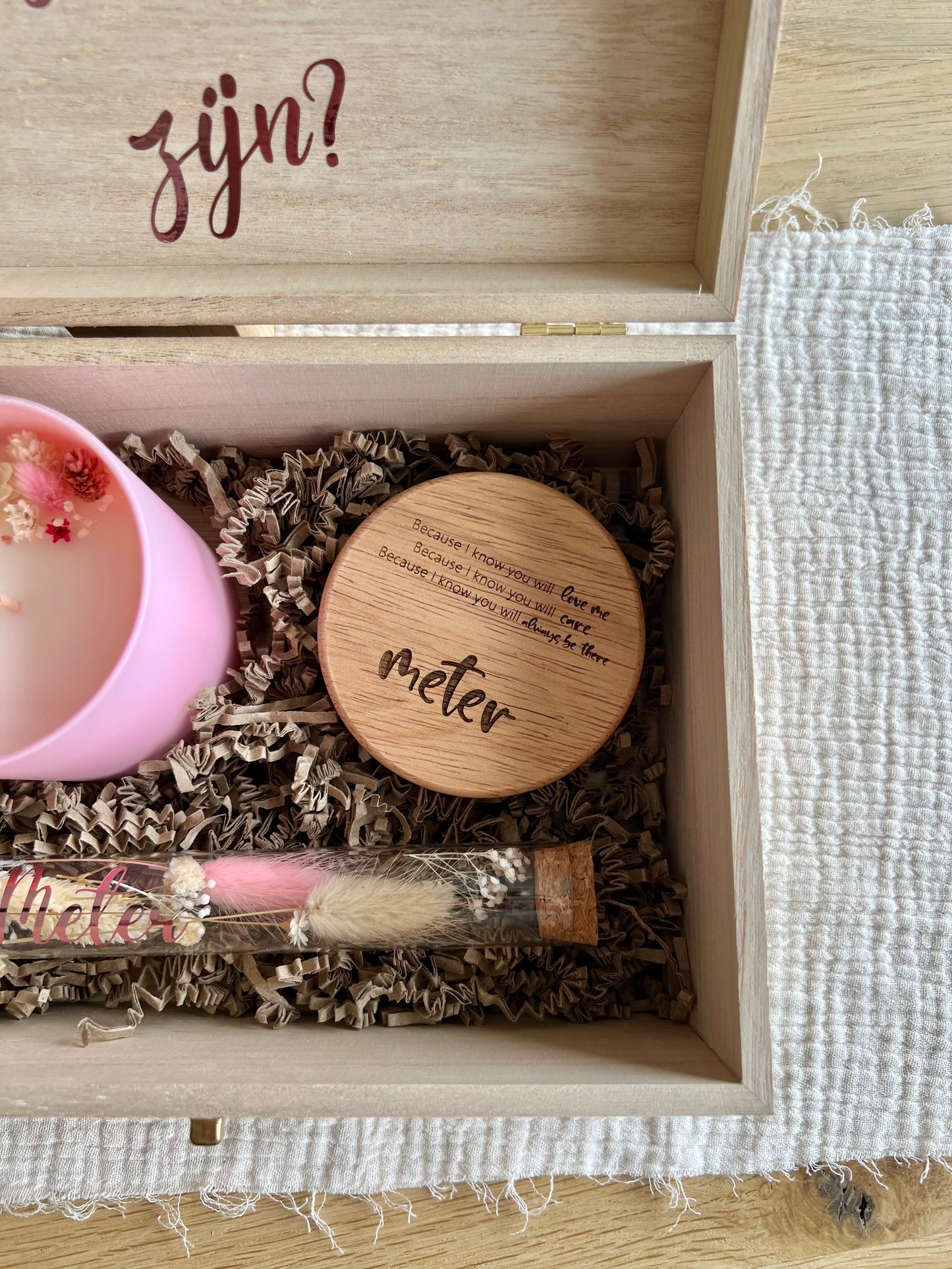 Een doosje met een vraag - Meter roze