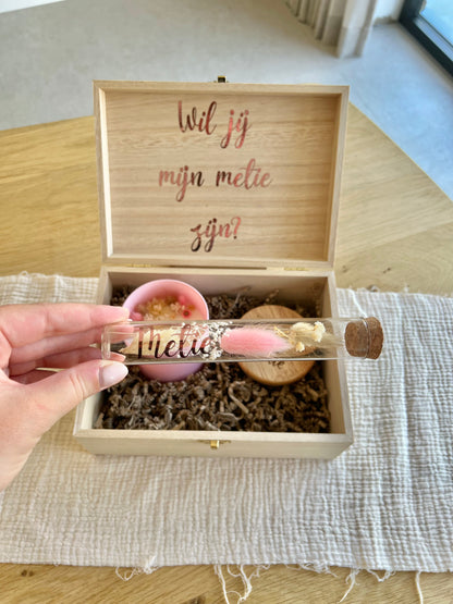 Een doosje met een vraag - Metie roze