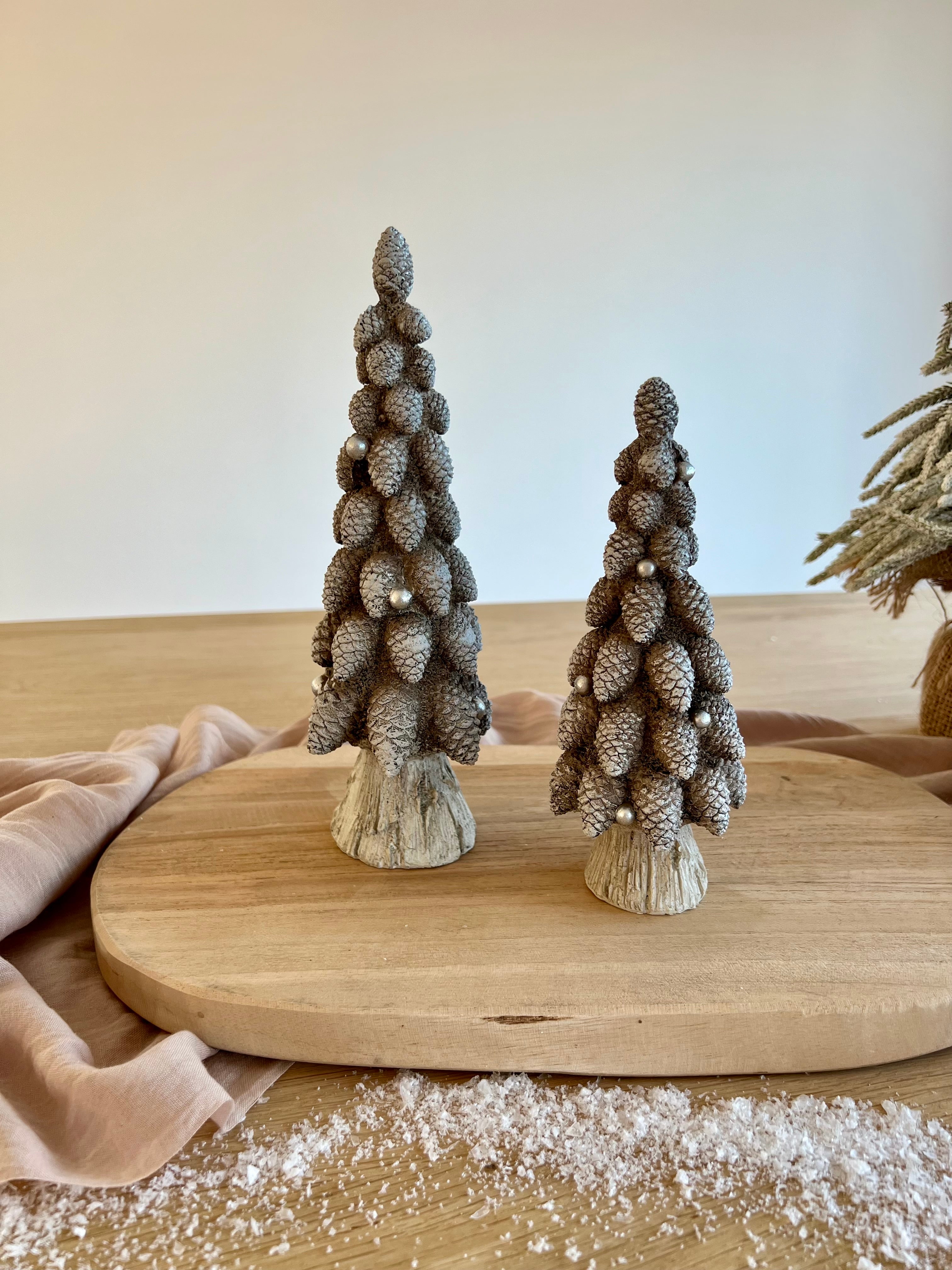 Kerstboom met dennenappels