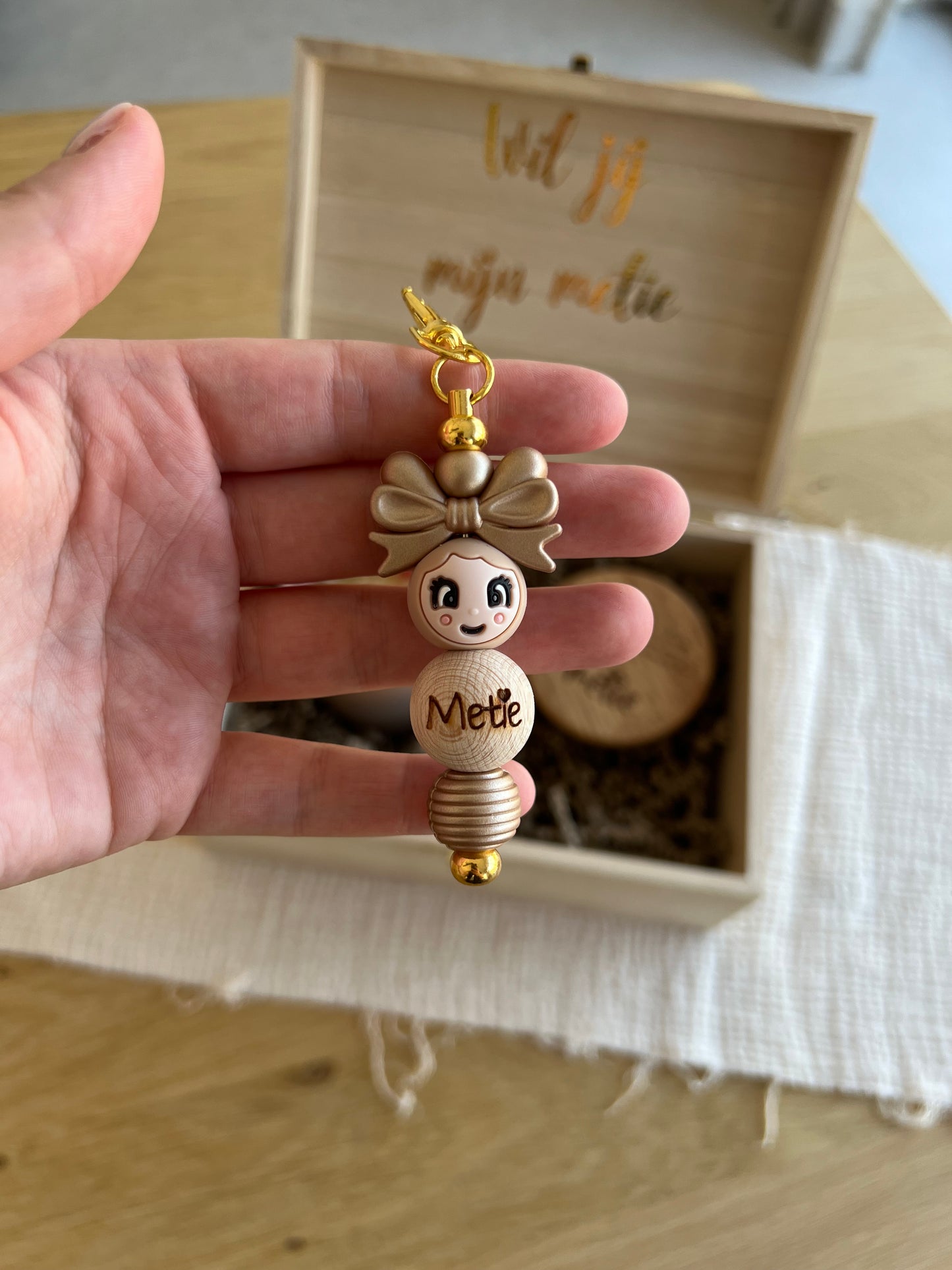 Een doosje met een vraag - Metie sleutelhanger goud