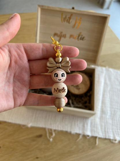 Een doosje met een vraag - Metie sleutelhanger goud