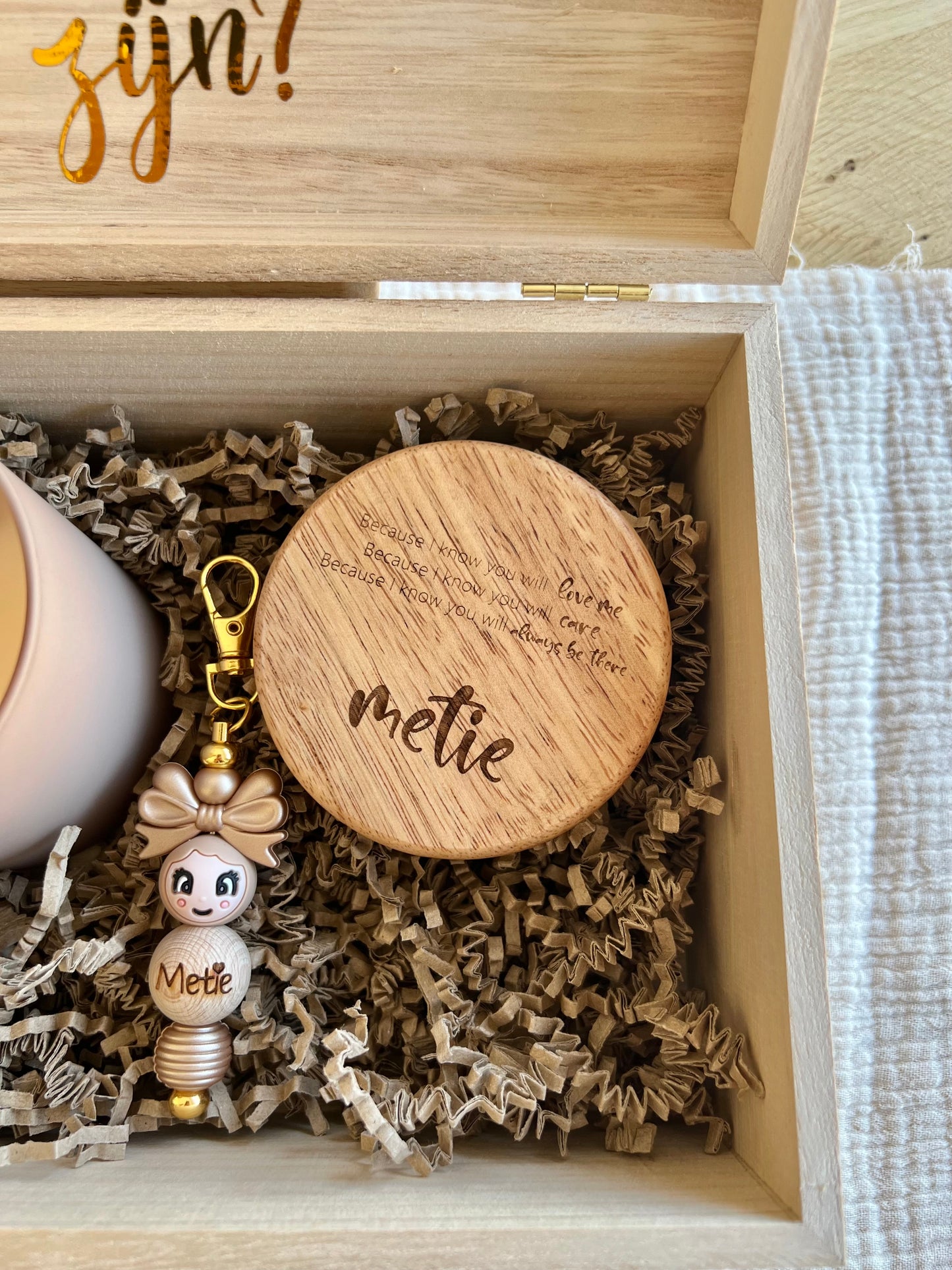 Een doosje met een vraag - Metie sleutelhanger goud