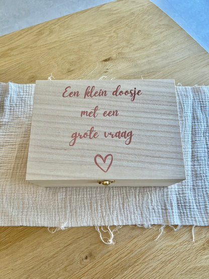 Een doosje met een vraag - Meter roze