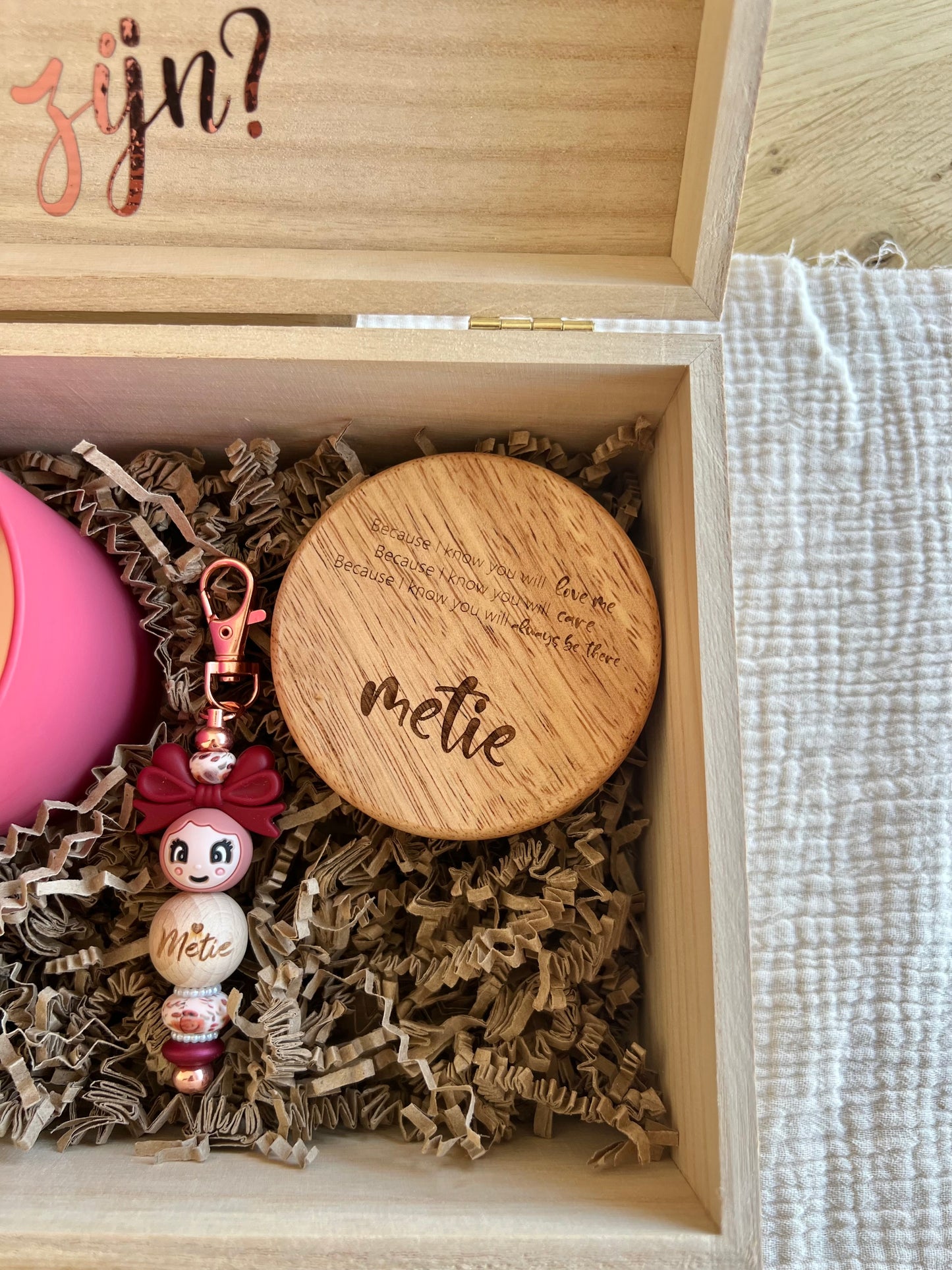 Een doosje met een vraag - Metie Sleutelhanger rood