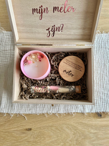 Een doosje met een vraag - Meter roze