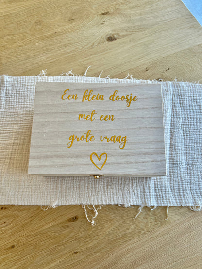 Een doosje met een vraag - Meter sleutelhanger goud